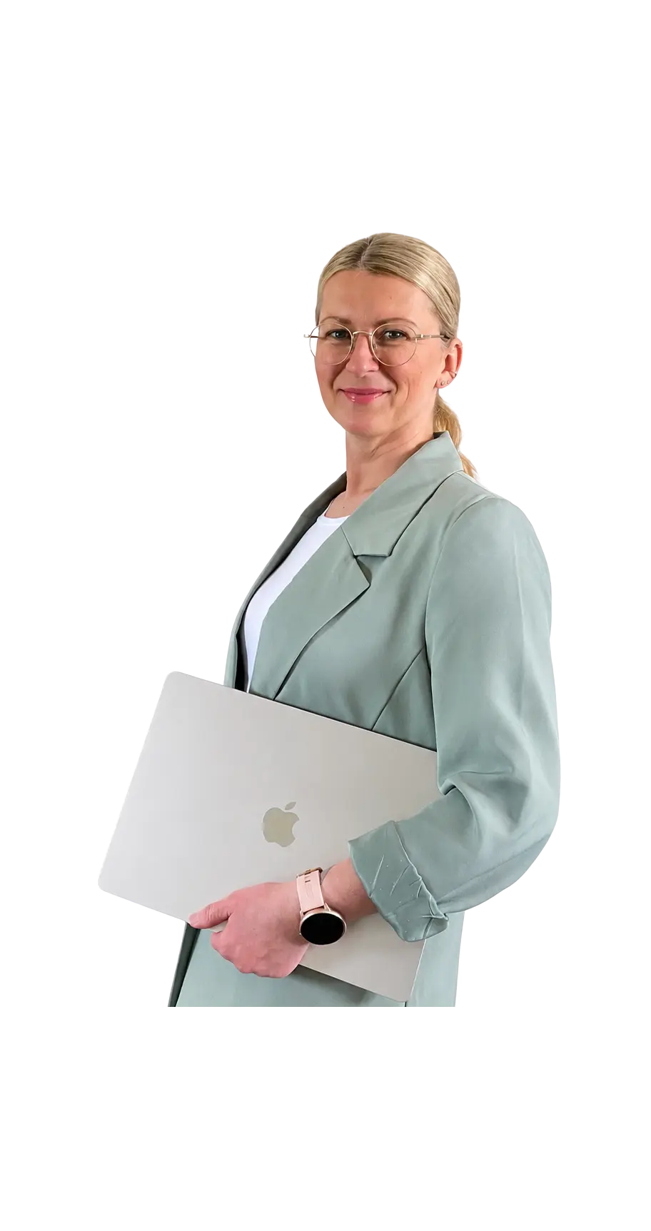 Isabella Örtülü, Gründerin der isi-netzwerkagentur, lächelnd mit Laptop und Smartwatch in Business-Casual Kleidung vor hellem Hintergrund.