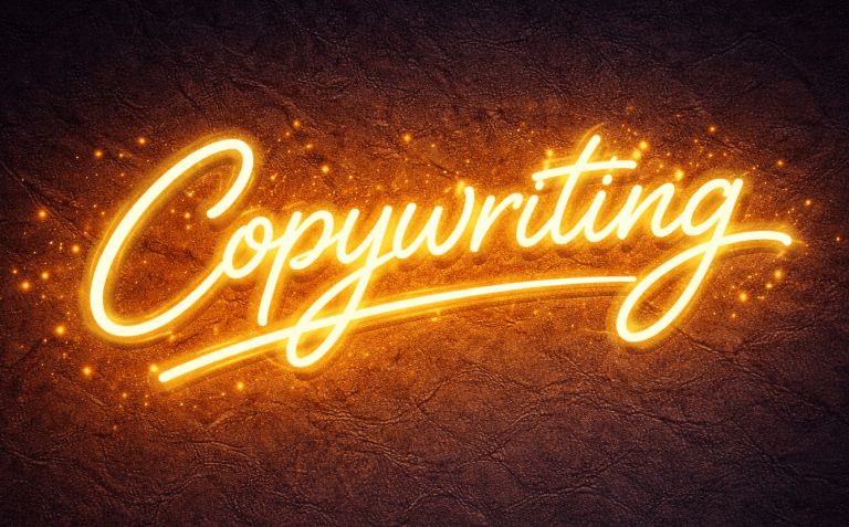 Leuchtende Schriftzug "Copywriting" auf dunklem Hintergrund.
